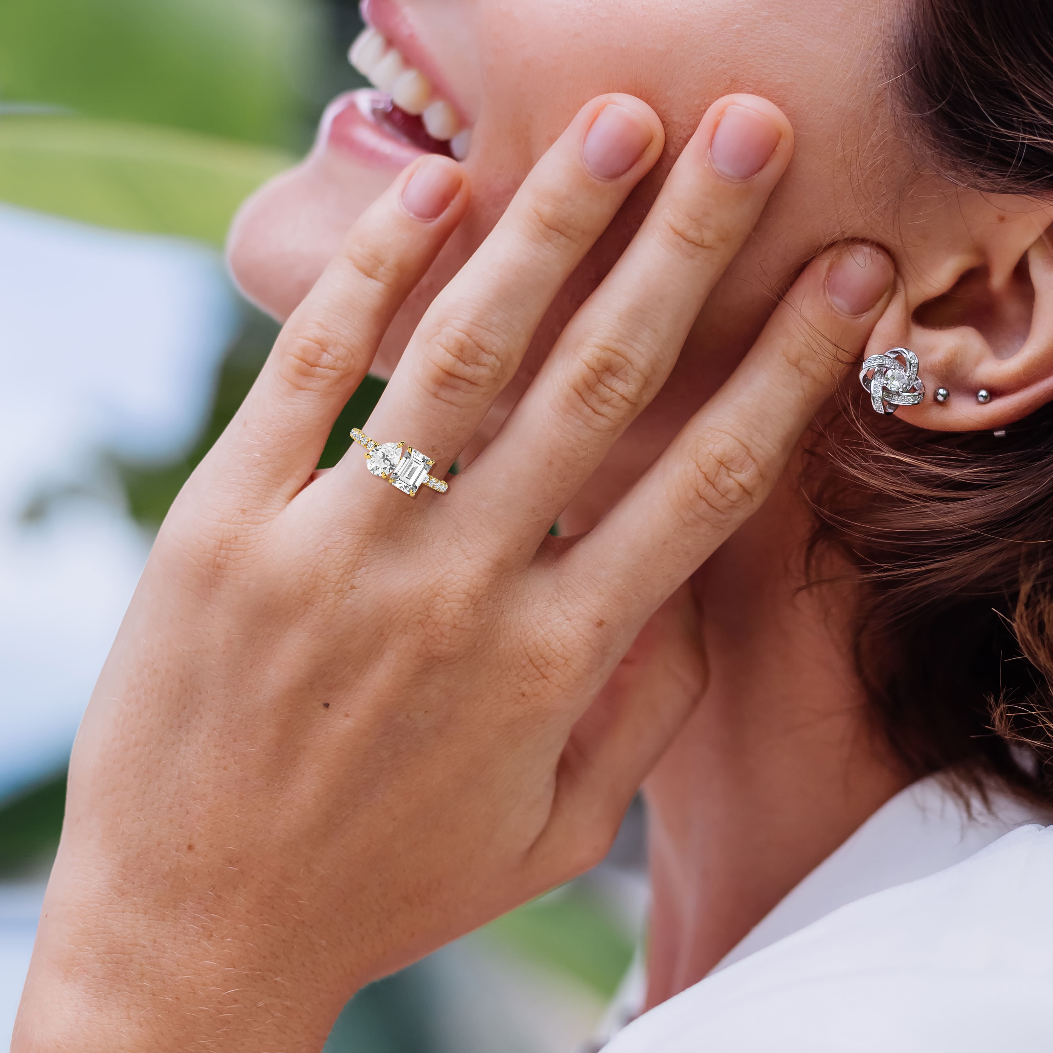 Pear and Emerald toi et moi ring wearing by model